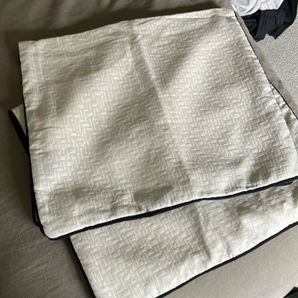 NEW Vince Camuto 2 King Pillow Shams Geometric off White / Beige Black Trim - Picture 4 of 6